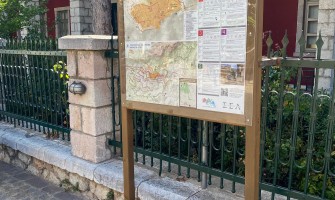 Νέες πινακίδες για πεζοπορικές και ποδηλατικές διαδρομές στον Παρνασσό.
