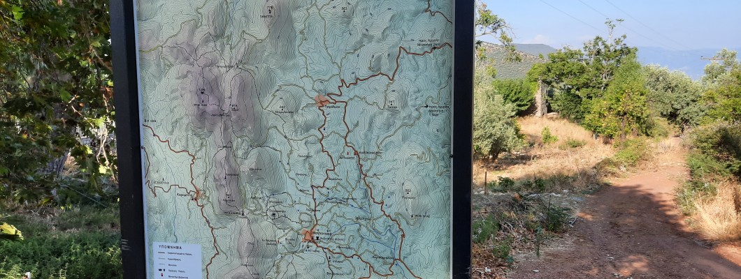 Πινακίδα μονοπατιών με χάρτη στο Μαγγανιακό Μεσσηνίας